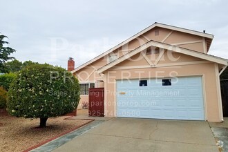 Building Photo - Beautiful 4-Bedroom Single Family Home wit...