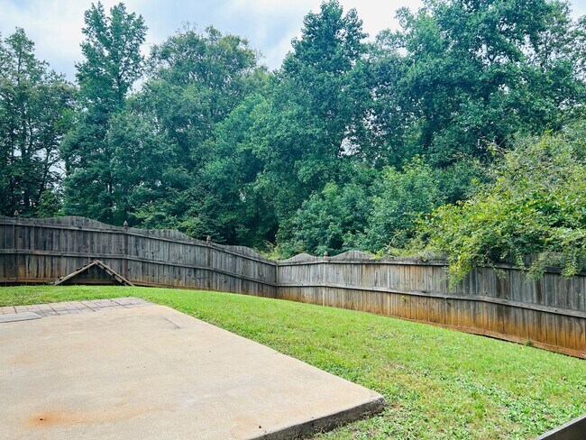 Building Photo - Beautiful 4 bedroom, 2.5 bathroom home in ...