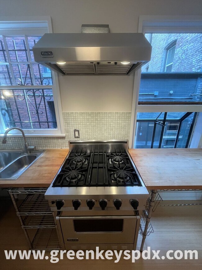 Building Photo - Affordable Nob Hill Studio Condo at Patricia Court – Walk to NW 23rd - Rent covers water, sewer, ...