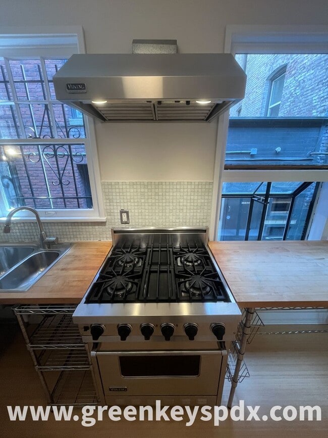 Building Photo - Historic Nob Hill Studio Condo at Patricia Court – Walk to NW 23rd