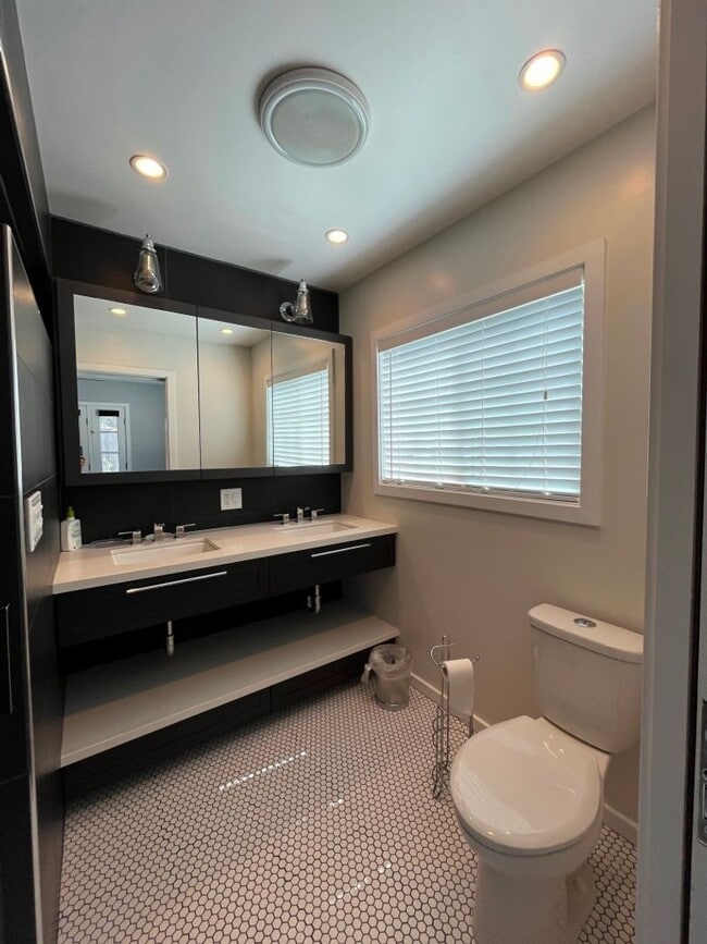 Building Photo - READY FOR MOVE-IN! 3+2.5 w/appliances + great backyard!