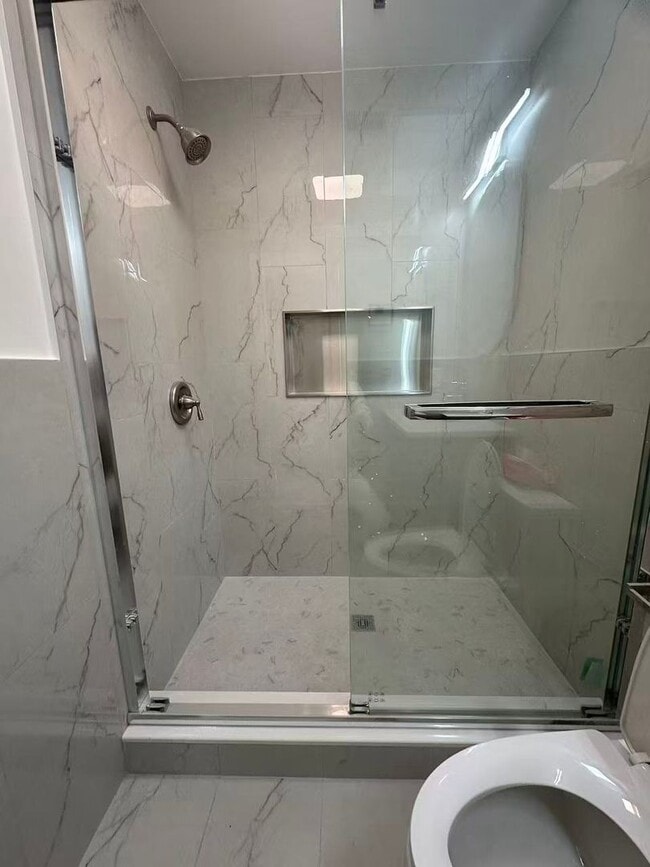 Building Photo - 2b2b house in south Philly Available now