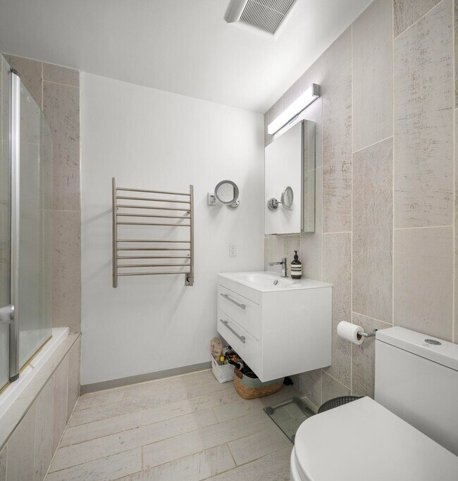 Building Photo - 1021 Grand St