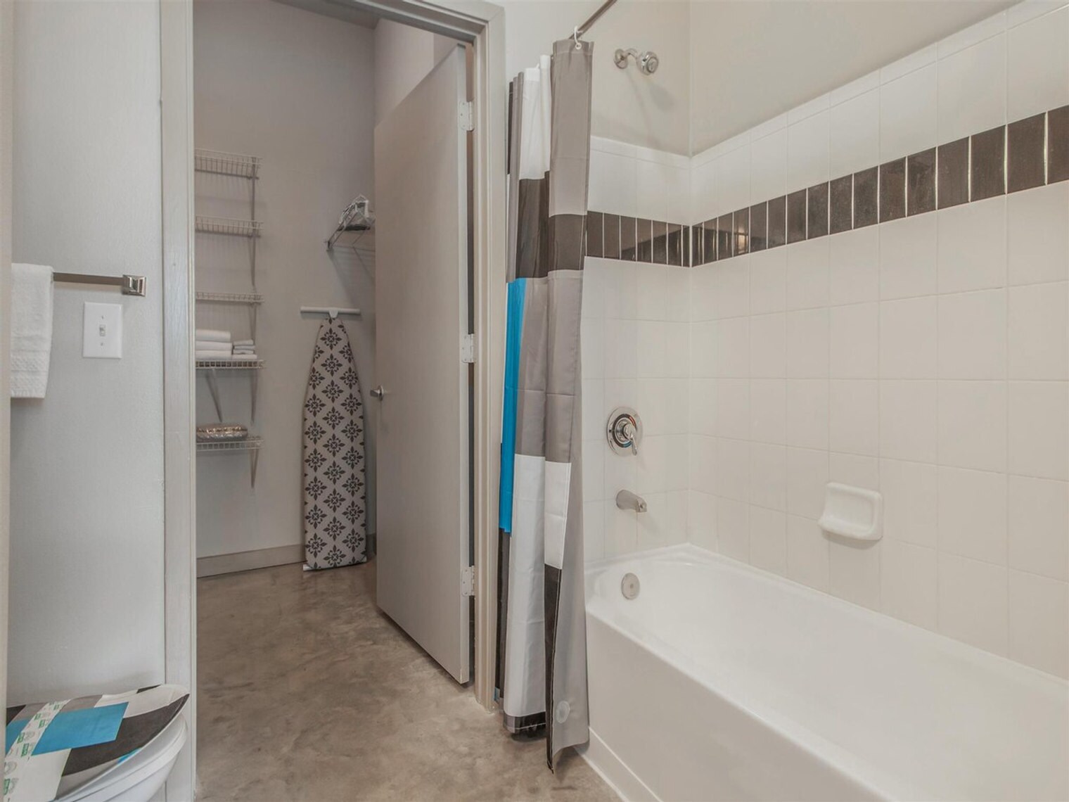 Building Photo - 2344 Camden Dr