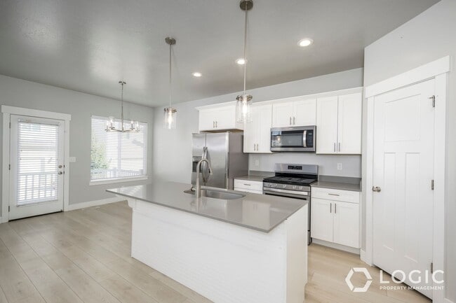Building Photo - Beautiful Townhome for Rent!
