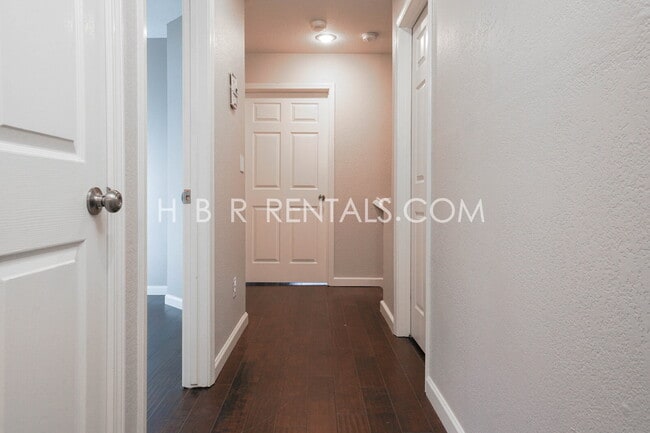 Building Photo - Bright Craftsman-Style 4 Bedroom Home in Q...