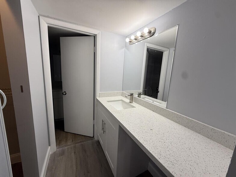 Building Photo - 7355 Woodmont Ter