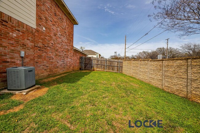 Building Photo - Cozy 2 bed, 1.5 Bath Townhome with Fenced ...