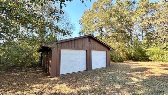 Building Photo - Lovely 3 Bedroom Hidden Gem! Hardwood Floo...