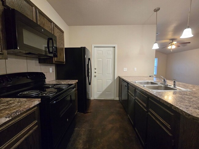 Building Photo - 905 Rosewood Dr