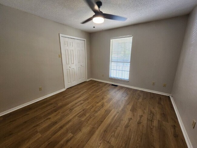 Building Photo - 309 Shadow View Dr