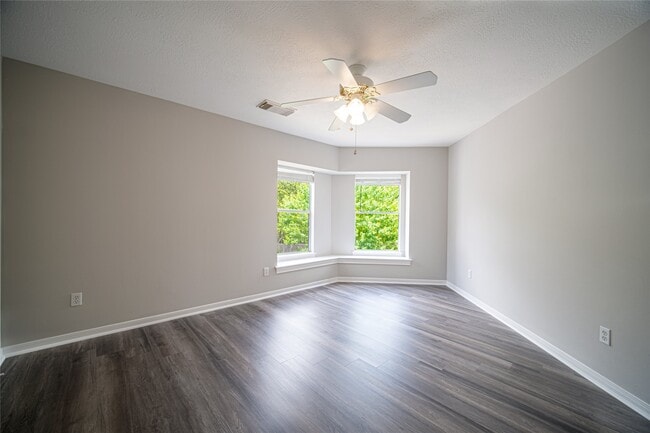 Building Photo - 4423 Lakeshore Forest Dr