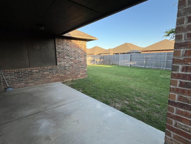 Building Photo - "Charming 3-Bedroom Home with 2 Full Baths...