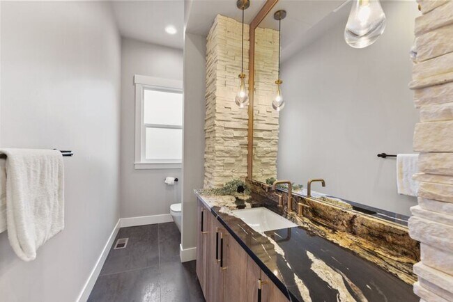 Building Photo - Luxury Bellevue Estate in Prestigious Bridle Trails For Rent