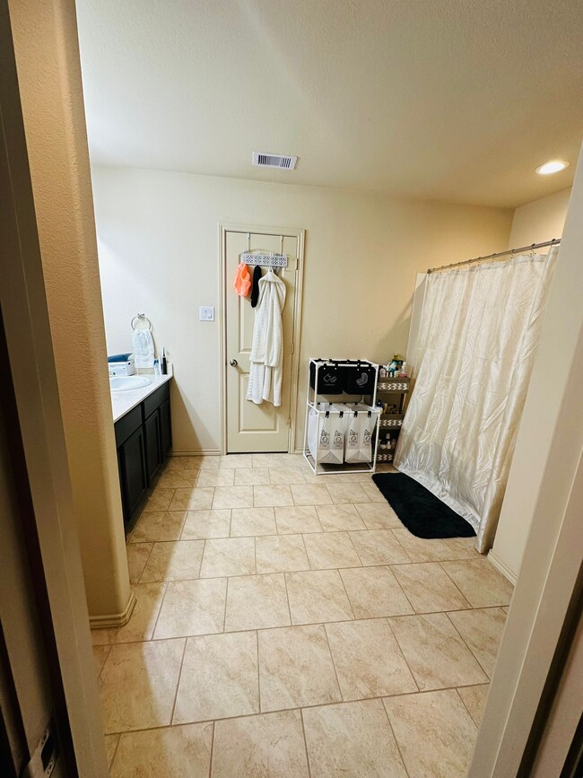 Master bedroom Bath - 2603 Gold Flake Terrace Rd