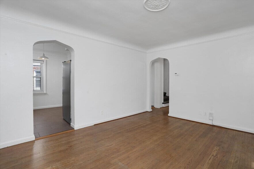 Building Photo - 1600 N Altadena Ave