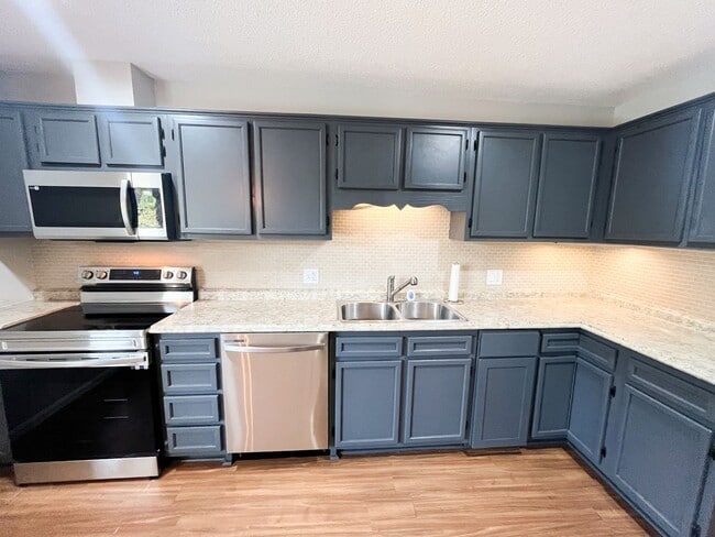 Building Photo - Beautiful 3-story 2 bedroom, 2 1/2 bathroom townhome in Winston Salem