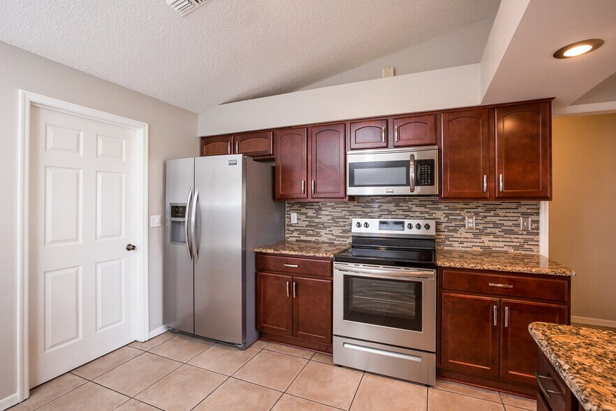 Building Photo - 80 Lake Daisy Blvd