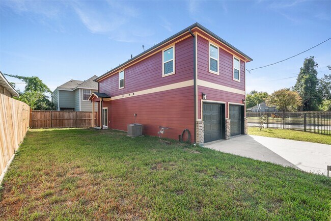 Building Photo - 1206 S Victory Dr