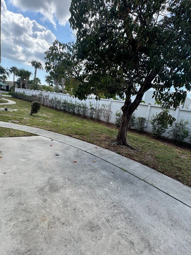 Building Photo - Garage Parking ** 2 Bedroom 1 Bath ** Offe...