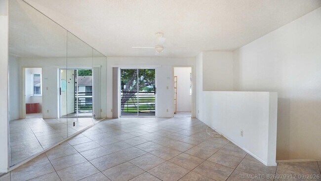 Building Photo - 505 Gardens Dr