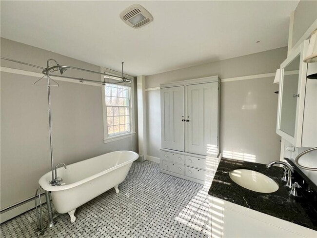 Building Photo - 4 Limerock Rd