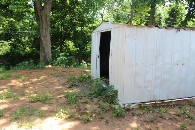 Building Photo - Comfy & Practical!