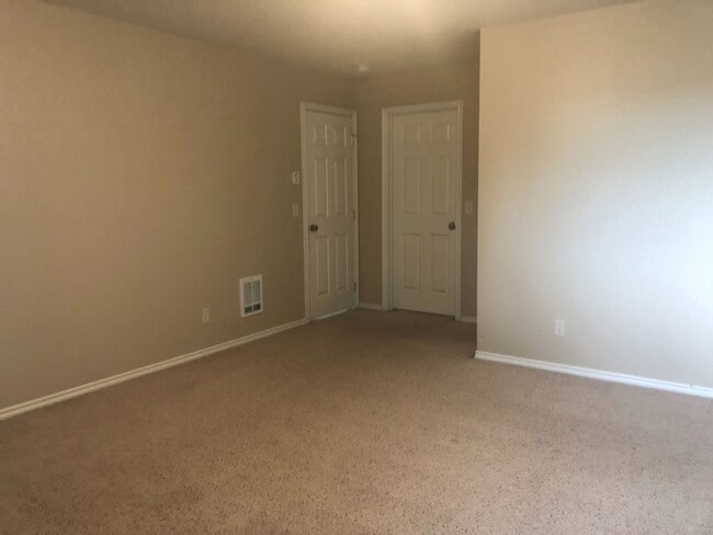 Building Photo - 2 Bedroom, 2 Bathroom Condo with Convenien...