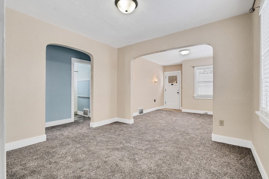 Building Photo - 304 Losey Blvd S