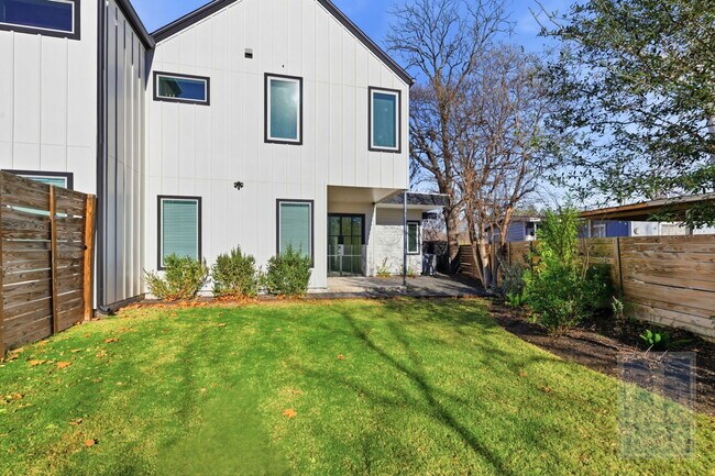 Building Photo - 4701 Sara Dr