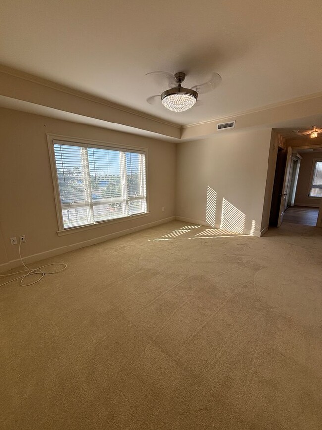 Building Photo - Beautiful Pier Point Condo