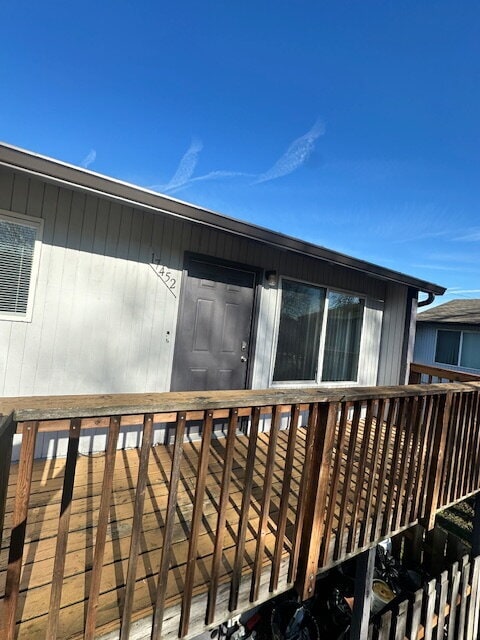 Building Photo - 2-Bedroom Upstairs Corner Unit; 1-Bath