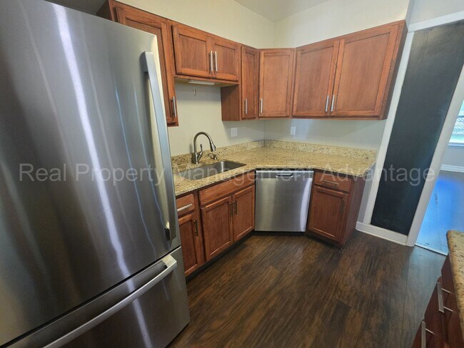 Building Photo - Updates Everywhere! 2/3 Bedrooms in Oak Park