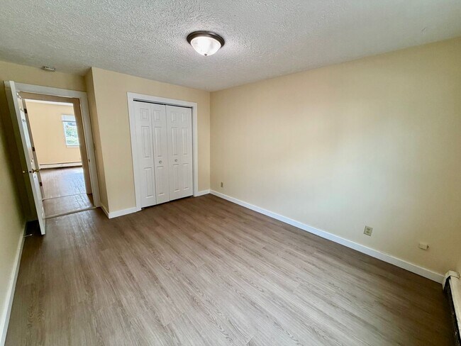 Building Photo - 607 Hillview Dr