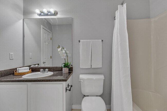 Building Photo - Destin 3 Bedroom Townhome with a Garage!