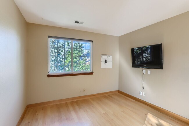 Building Photo - MODERN 2 BED/1.5 BATH IN HEART OF BOULDER!