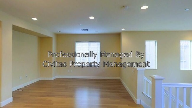 Building Photo - Newer 2/2 Townhome - Bonus Room Pool and More