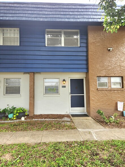 Building Photo - 2521 Country Club Dr
