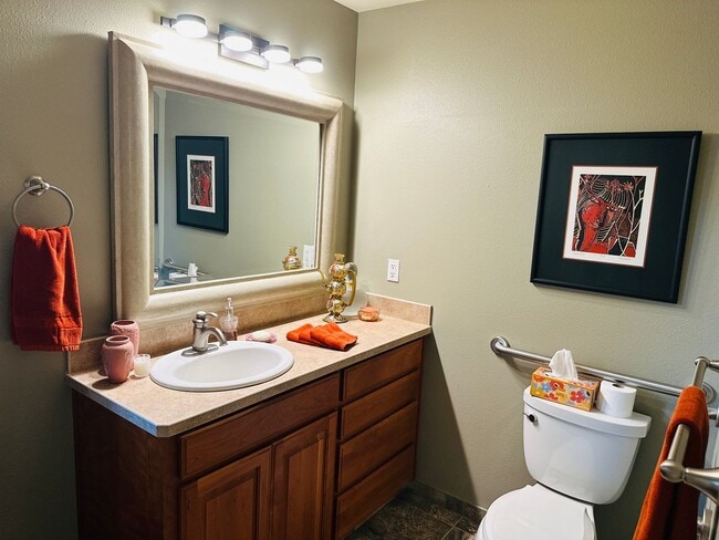 Building Photo - Charming Condo In the Center of Vancouver