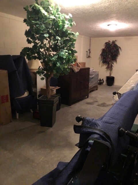 Building Photo - Large 4 Br, 3 Bath Duplex with full Basement