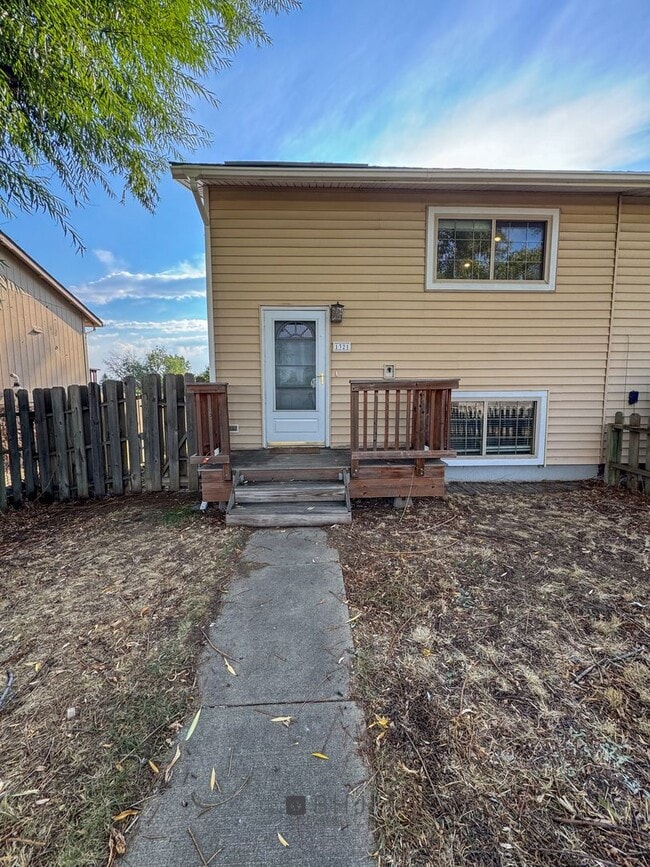 Building Photo - 3 Bedroom/ 1.5 Bath Townhouse for rent!