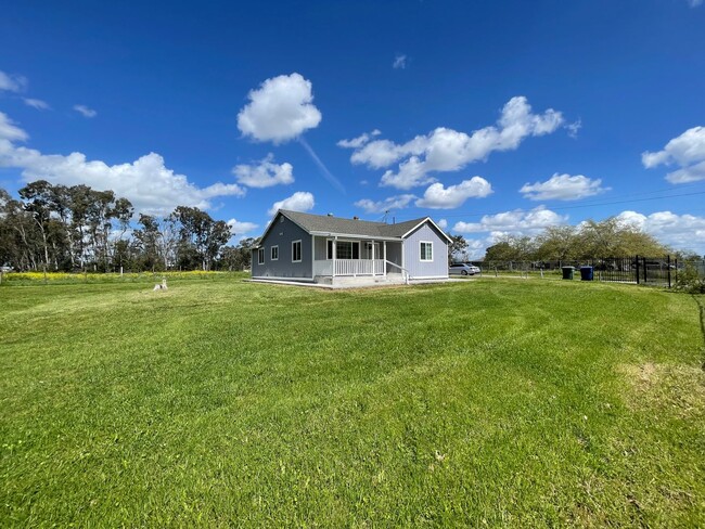 Building Photo - REMODELED 3BD/2BA WITH 1 CAR GARAGE