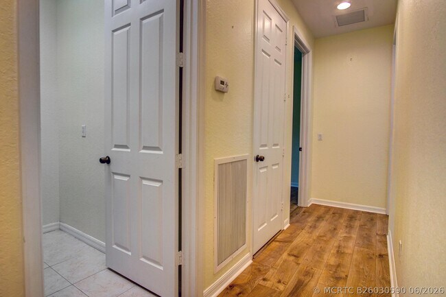 Building Photo - 1020 E Longport Cir