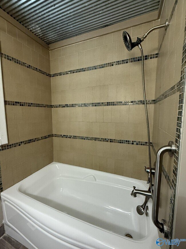 Building Photo - 1507 McCullough Ave NE