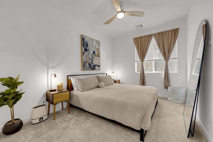 King-sized bed - 247 Oliver Peak Ave