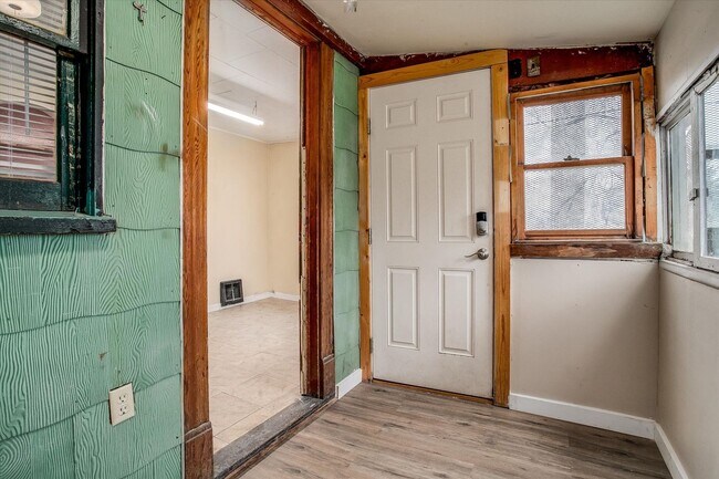 Building Photo - 908 E 31st St