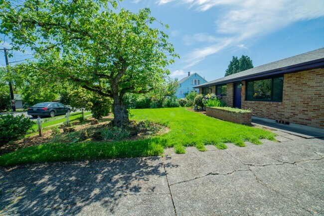 Building Photo - Large One Level Oregon City Home