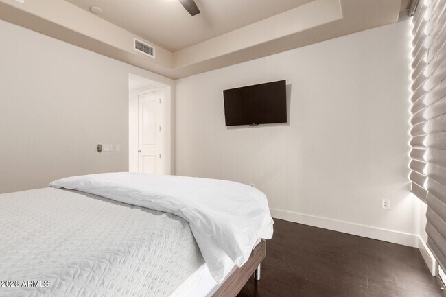 Building Photo - 2211 E Camelback Rd