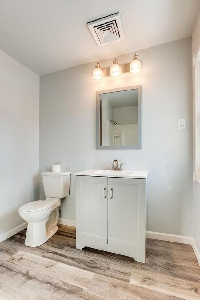 Building Photo - 6 bedroom 2 bathroom available 06/01/2026