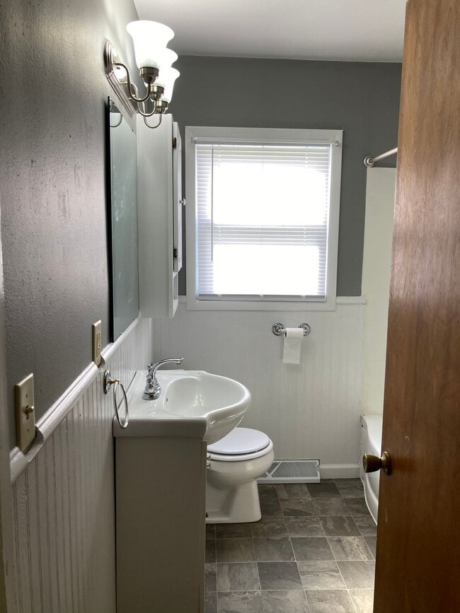 Building Photo - 3 Bedroom Home in Beloit!